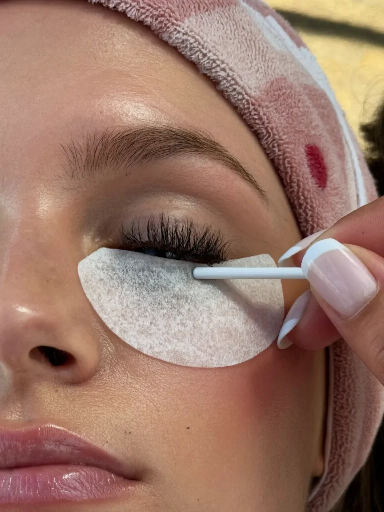 Close-up van wimpers tijdens een lash lifting behandeling