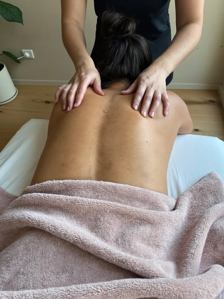 Vrouw krijgt een ontspannende rug-, nek- en schoudermassage